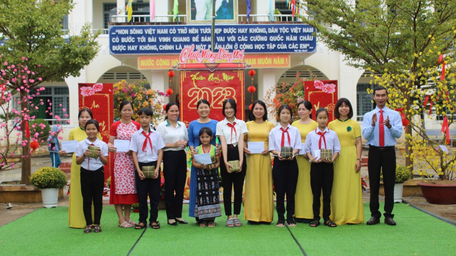 "XUÂN GẮN KẾT – TẾT YÊU THƯƠNG” TẠI TRƯỜNG TH- THCS XÃ ĐĂK NGỌK